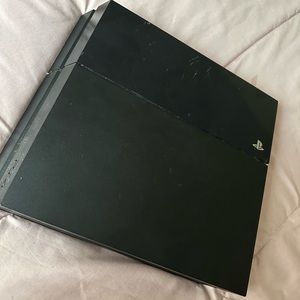 Selling PS4 .
